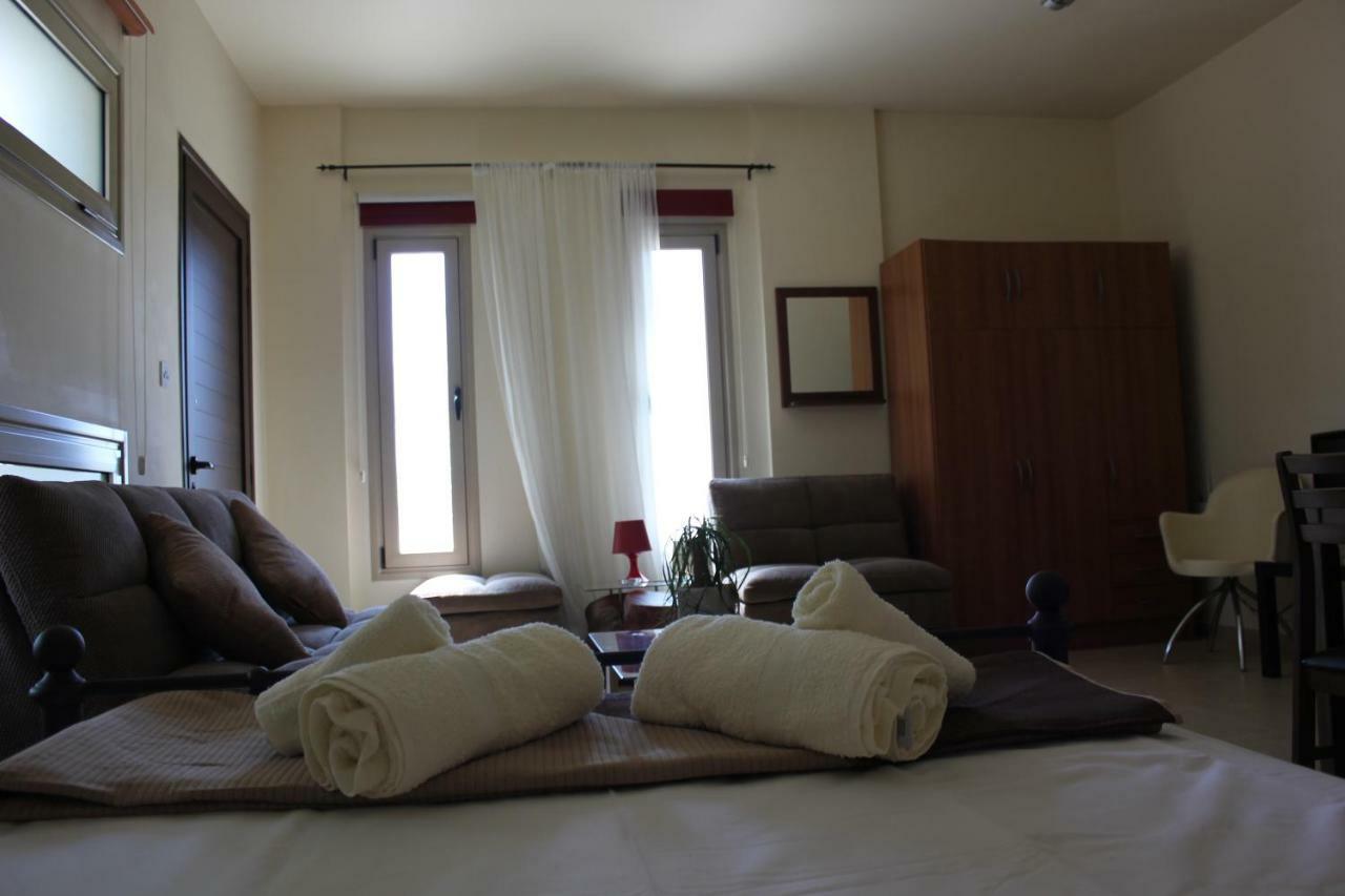 Kerynia Apartments Paphos ภายนอก รูปภาพ