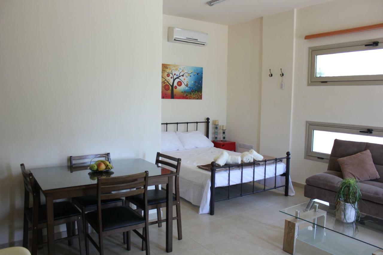 Kerynia Apartments Paphos ภายนอก รูปภาพ